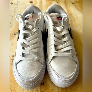 Nike Women’s Low Top Sneakers Size 9